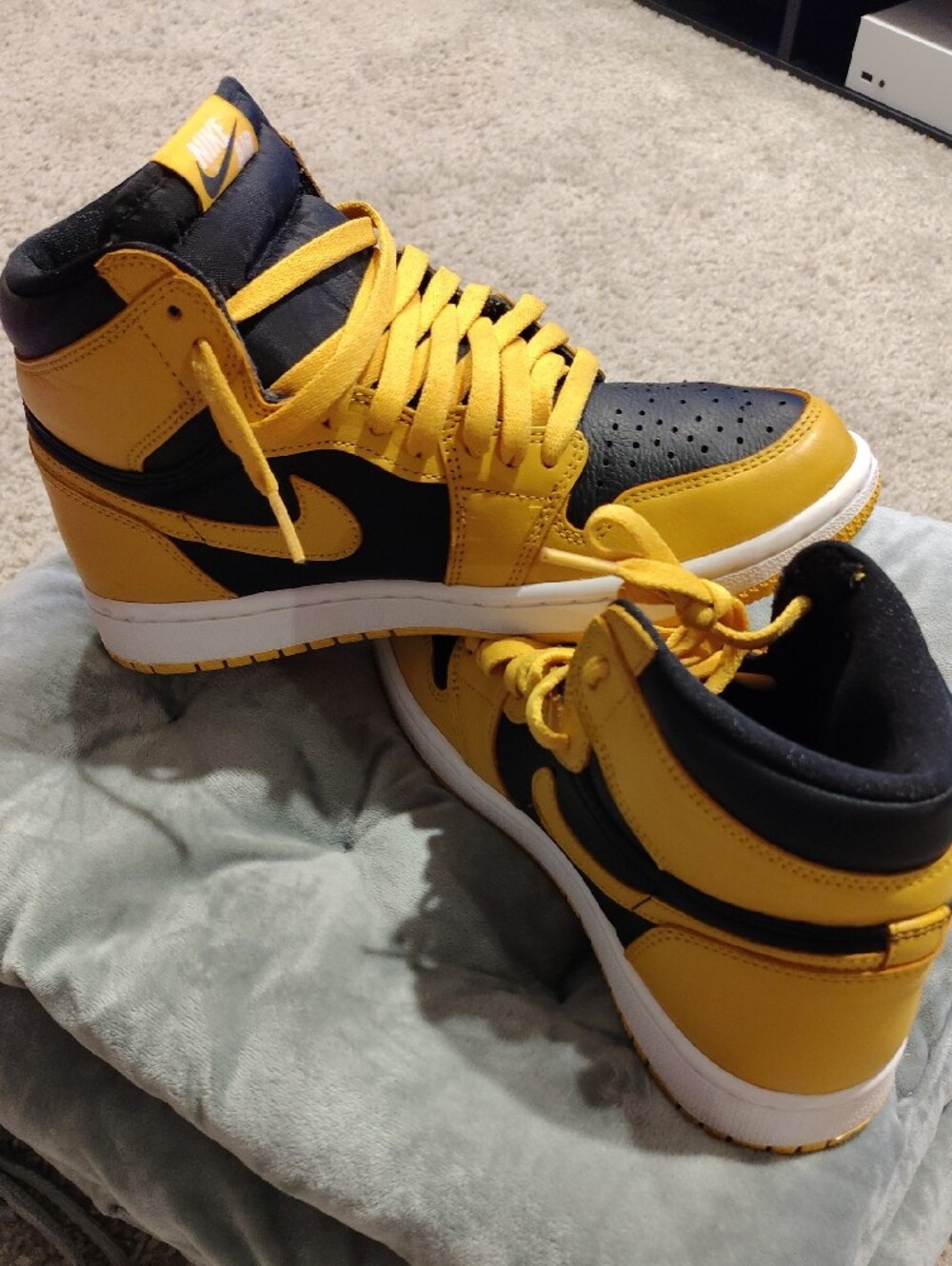 Nike Air Jordan 1 Mid - Black & Yellow - Picture 4 of 8